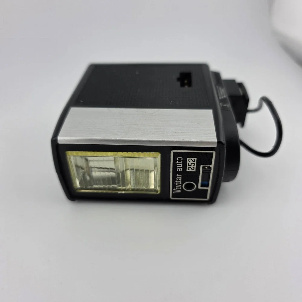 Vintage Vivitar Auto 252 Shoe Mount Camera Flash Photography Accessory‎ Untested